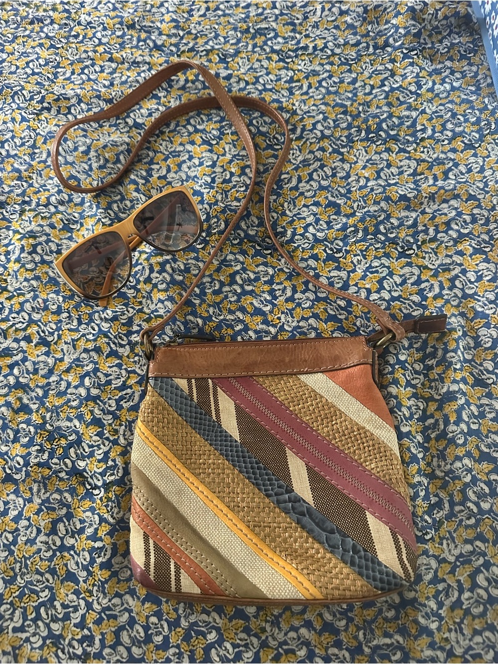 Vintage Fossil shoulder bag and matching sunglasses